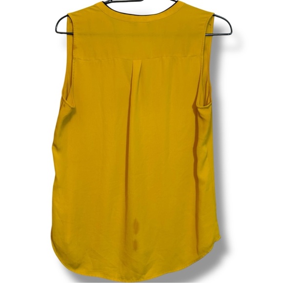H&M Mustard Yellow w/Black Piping Sleeveless Lightweight Pleated V-Neck Blouse - Picture 16 of 16